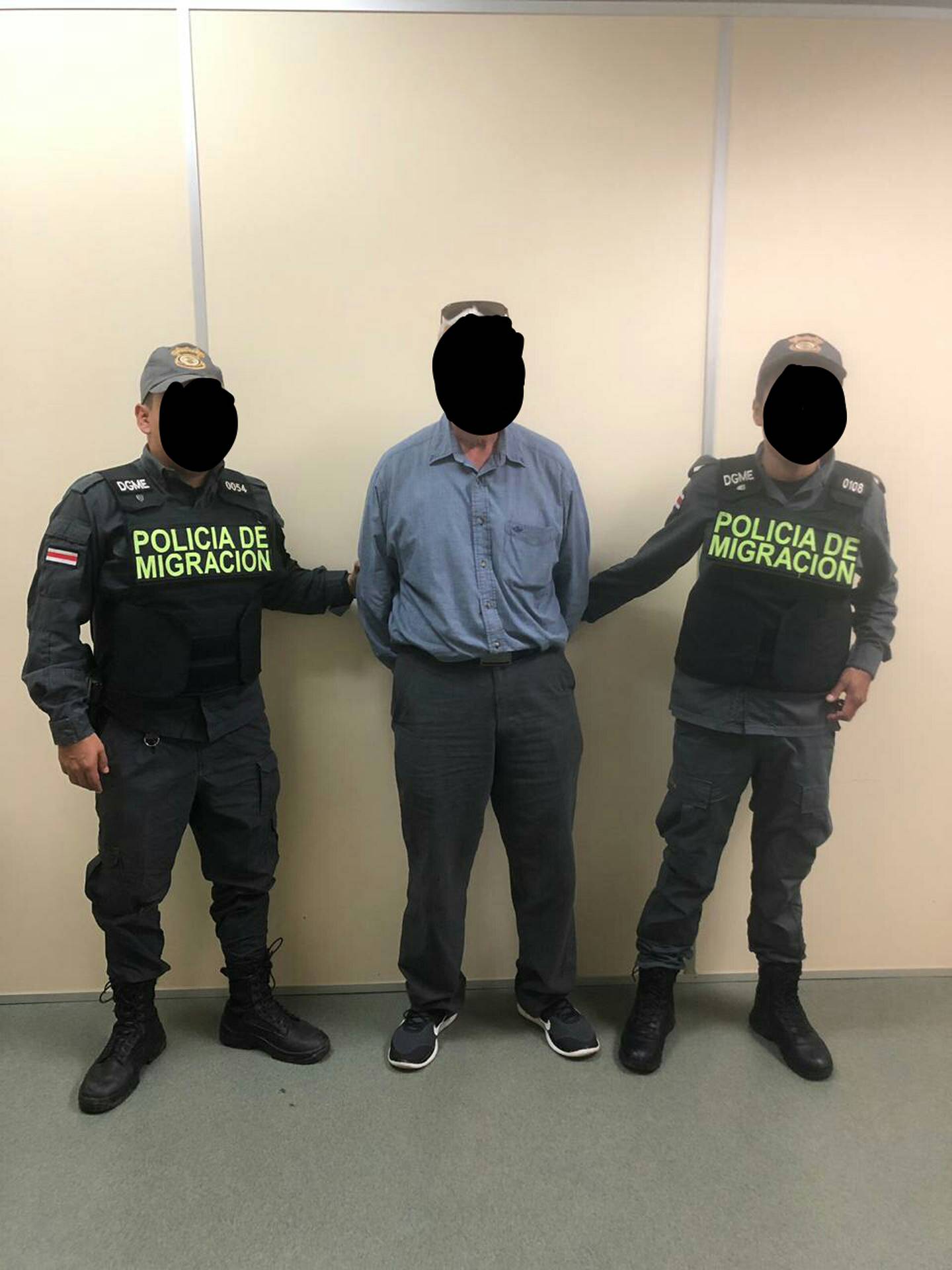 Policía de Migración rechaza a 4 estadounidenses con antecedentes por abuso sexual a menores de edad y a un salvadoreño sospechoso de formar parte de una pandilla. Foto Policía Migración.