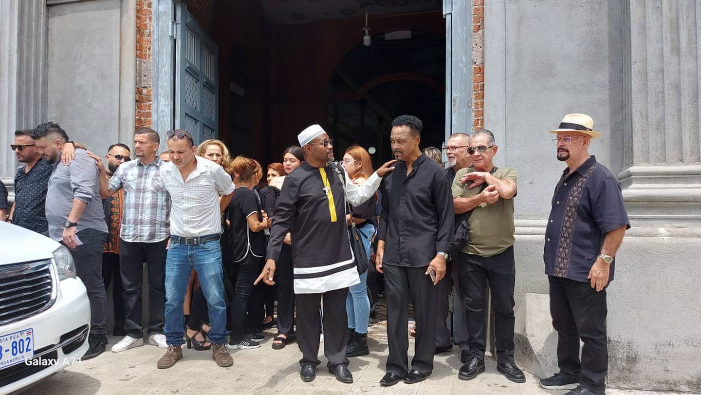 Familiares, amigos e integrantes de Marfil le dieron el último adiós a músico Roberto Moscoa