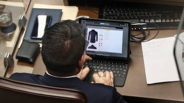 Fabricio Alvarado veía ropa por Internet mientras discuten al nuevo defensor de los Habitantes
