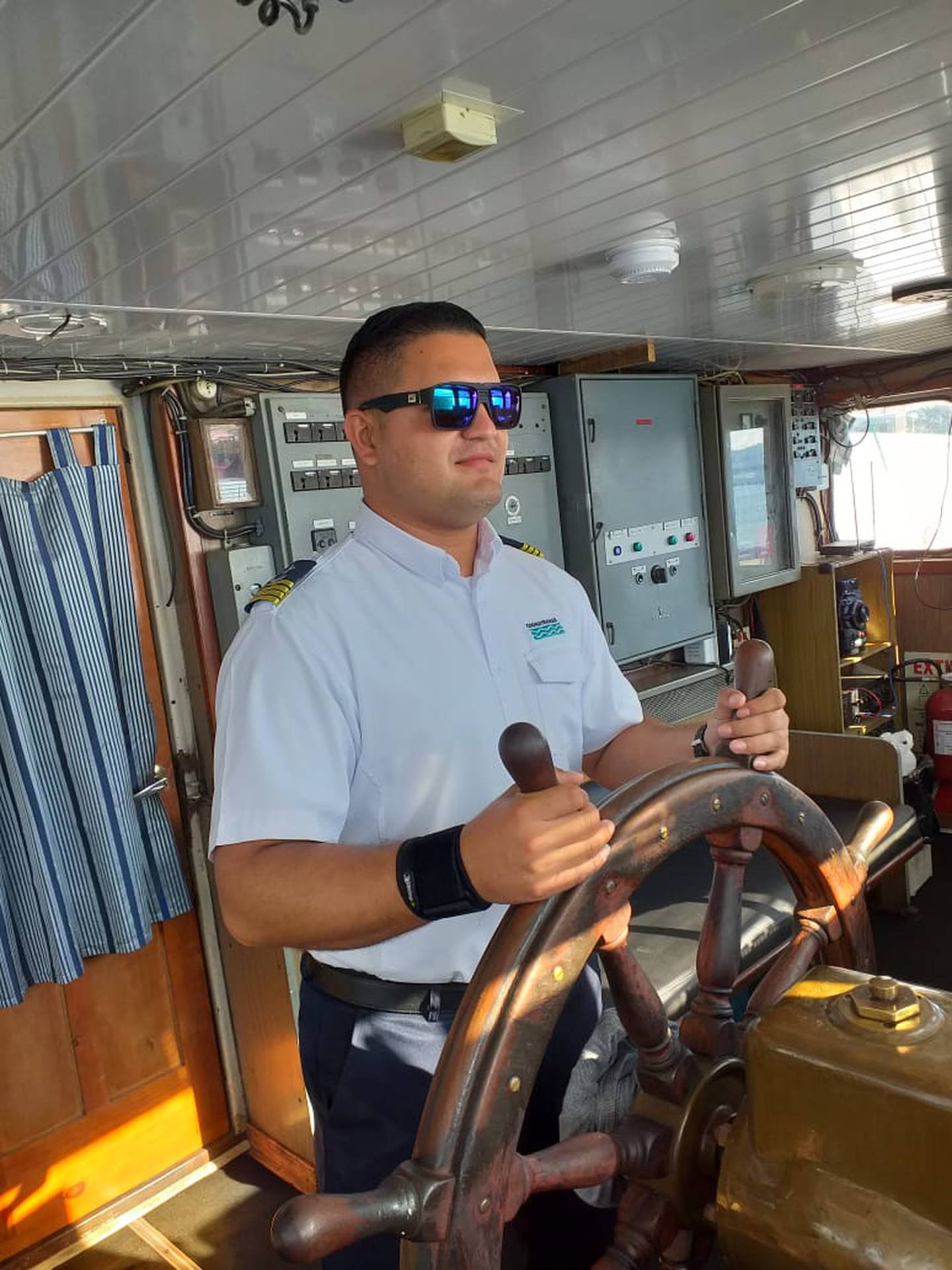 José Alfredo Hernández Brenes, de 31 años, es un puntarenense quien desde los 5 años estaba seguro que llegaría a ser capitán del ferry entre Puntarenas y Playa Naranjo. Este 2023 está a la espera del nuevo ferry, San Lucas III, del cual será capitán.