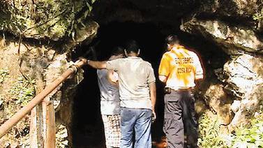 Milagro bajo tierra: Minero sobrevivió tras quedar enterrado en un túnel a 2 kilómetros de profundidad 