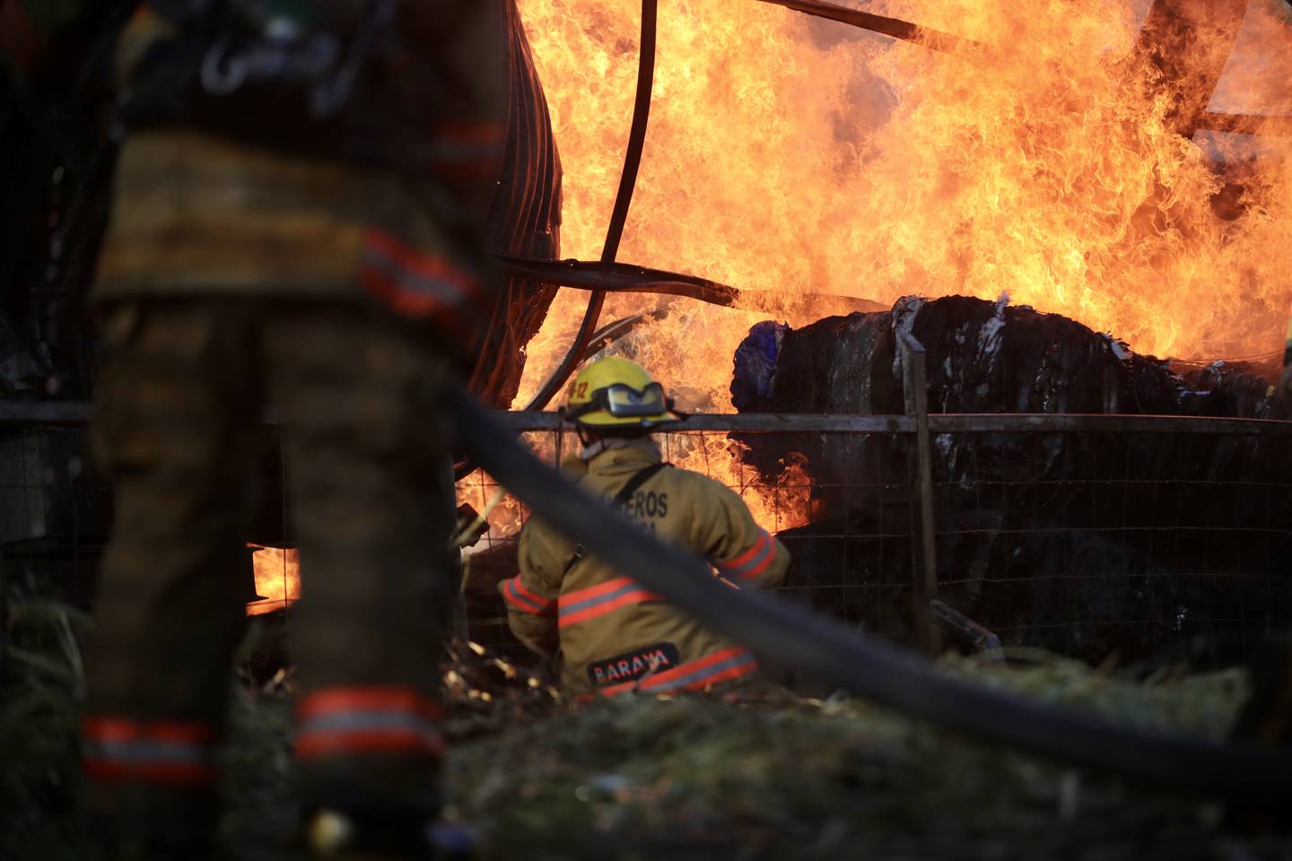 Un incendio consumió 760 metros cuadrados de la empresa Centro de Acopio JyD, una recicladora ubicada en Santiago del Monte, en San Diego de La Unión, Cartago la tarde del lunes 15 de enero del 2024.