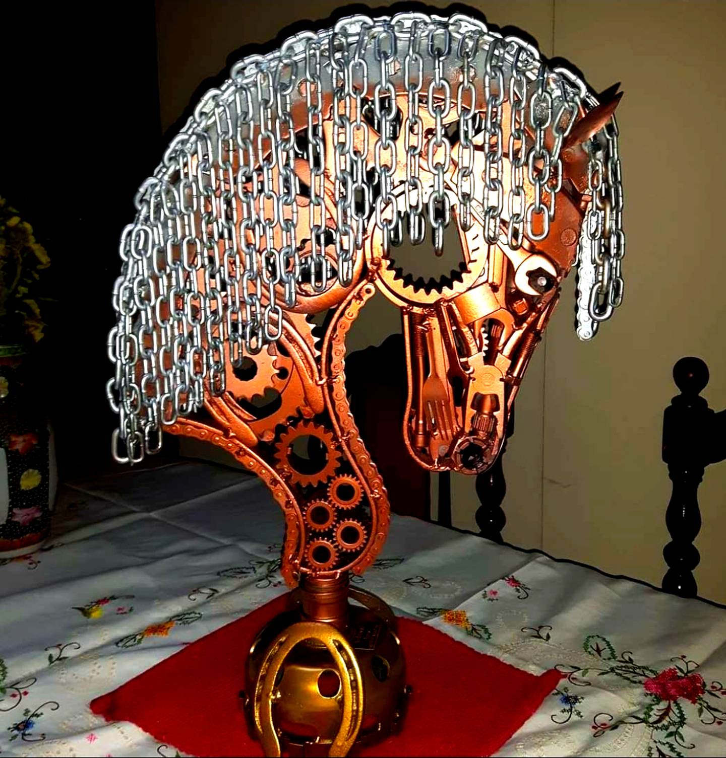 Nohel Garita Zúñiga ha hecho esculturas con piezas de hierro y también hace fierros para marcar caballos y ganado.