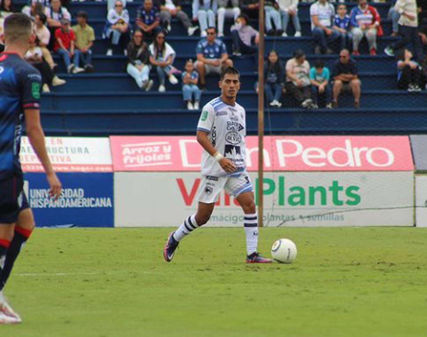 El defensor Matthew Bolaños contó cómo logró el superar salir del Saprissa y seguir en primera división. Instagram.