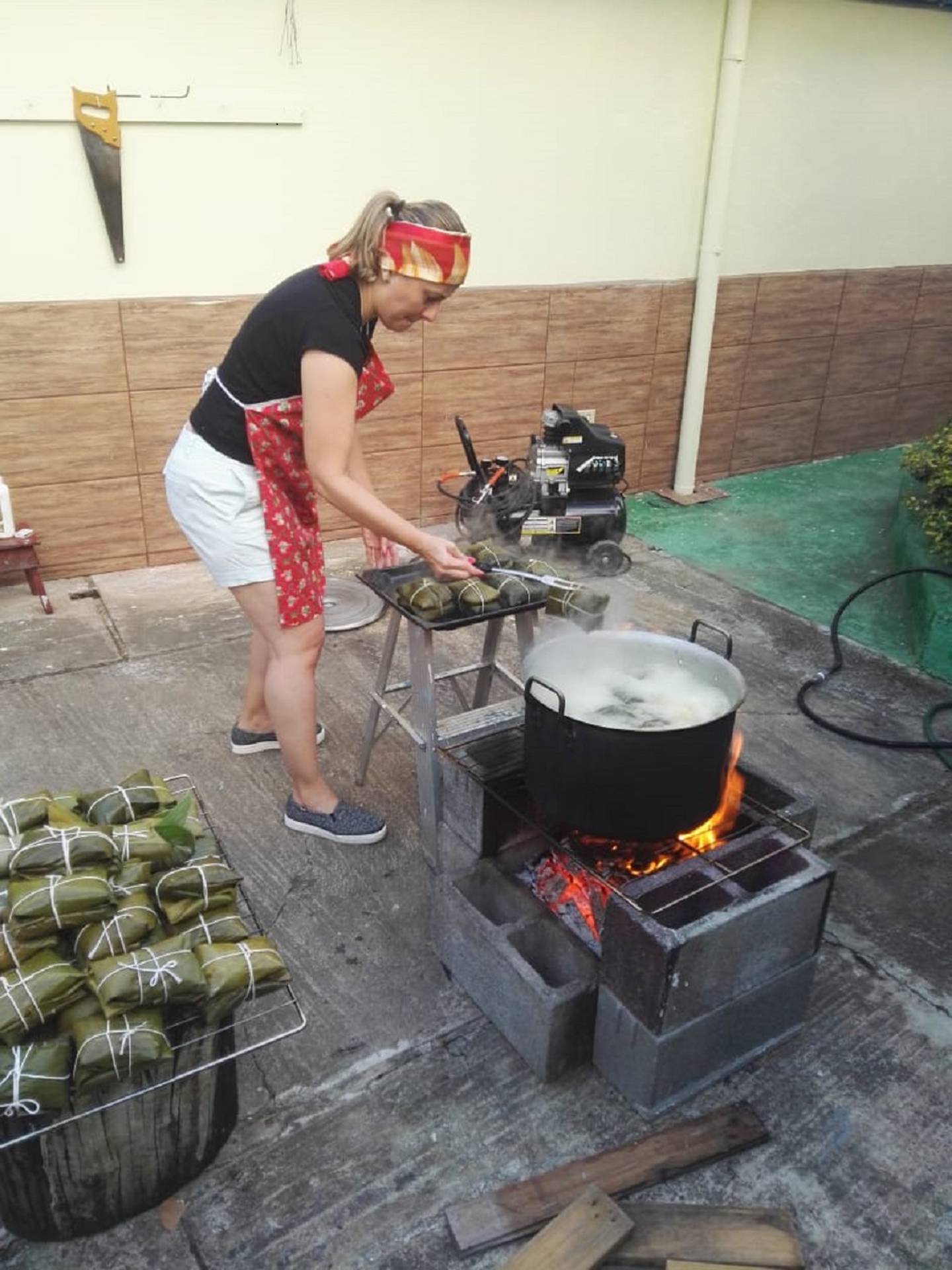 La familia Carvajal de San Francisco de Dos Ríos hace tamales hace más de 50 años. En la foto Karina Solano cocina piñas de tamal.