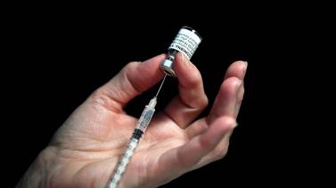 Vacuna de Pfizer es eficaz contra variante ómicron tras “tres dosis” 