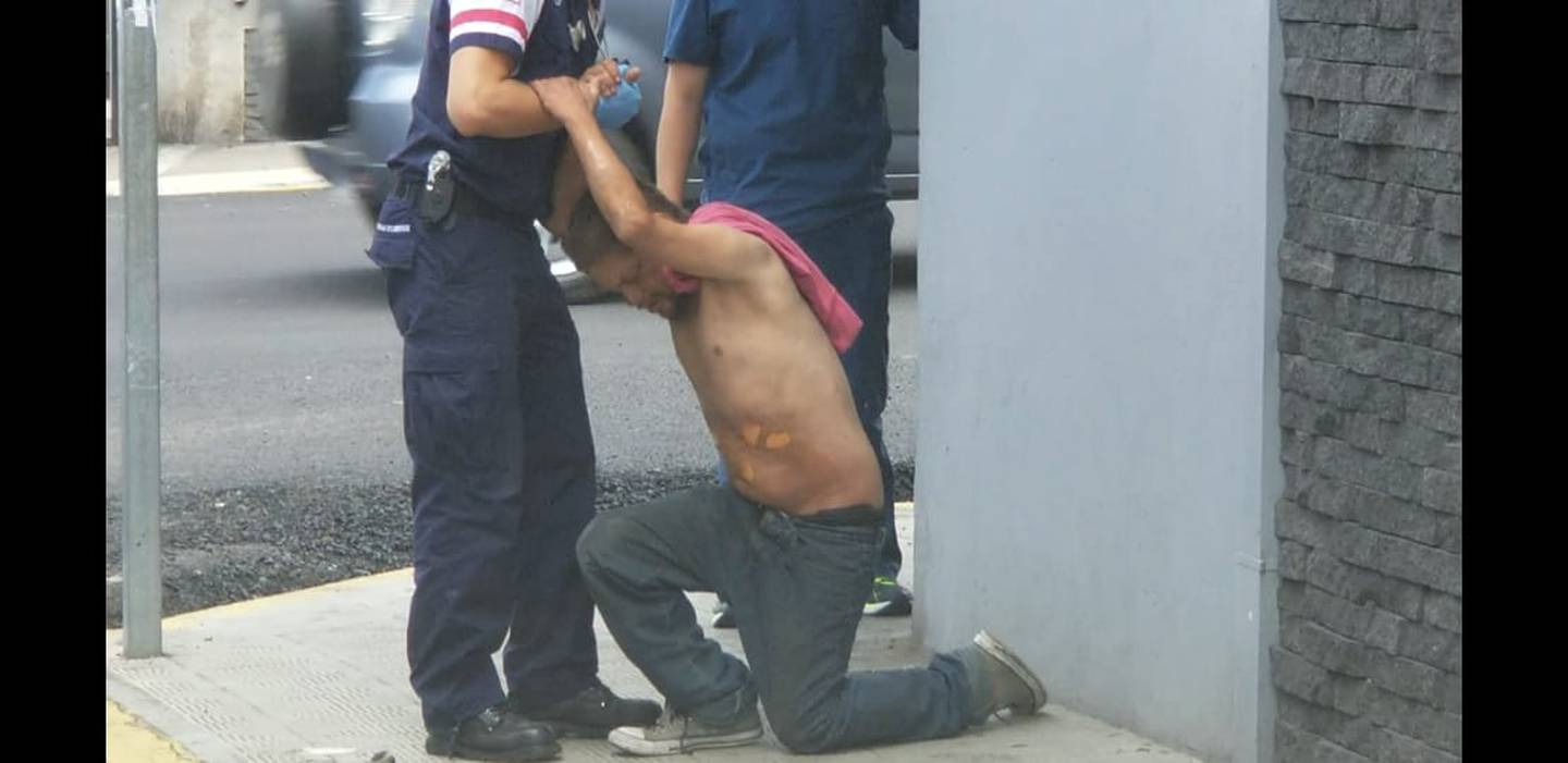 Sujetos agreden a indigente e intenten quemarlo en Alajuela. Foto Francisco Barrantes.