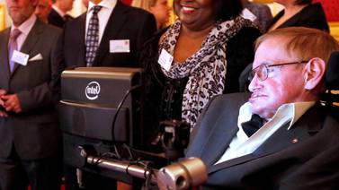 Castigan por mala praxis a enfermera que cuidó a Stephen Hawking