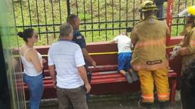 Bomberos rescatan a niño que quedó pegado en verja de la catedral de Ciudad Quesada