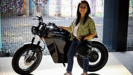 Tica de 23 años triunfa en Europa diseñando y vendiendo motos inteligentes 