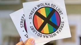 Revista polaca reparte calcomanías contra gais