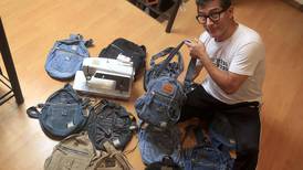 Chileno radicado en Costa Rica transforma jeans en bellos bultos