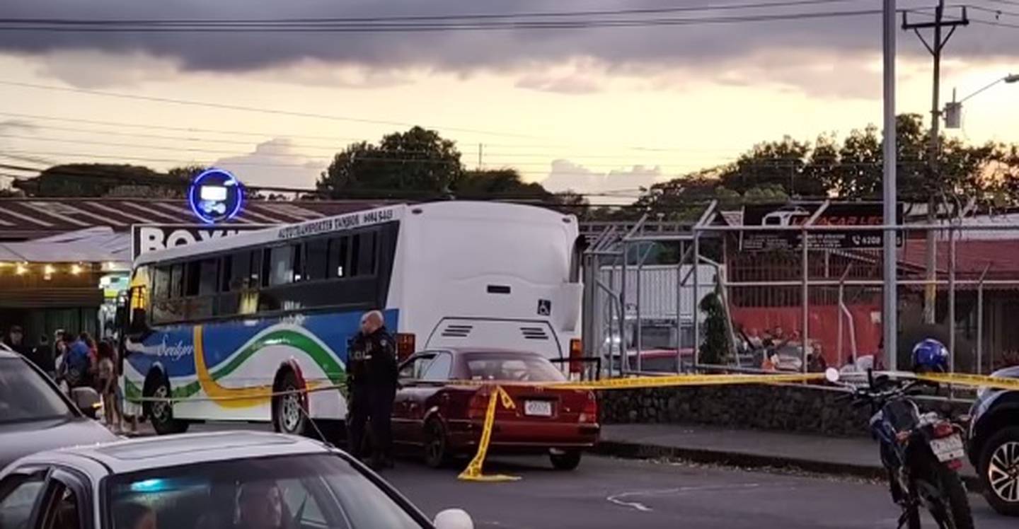 Tras ser baleado, Monge estrelló su carro contra un bus. Foto Noticias Alajuela.