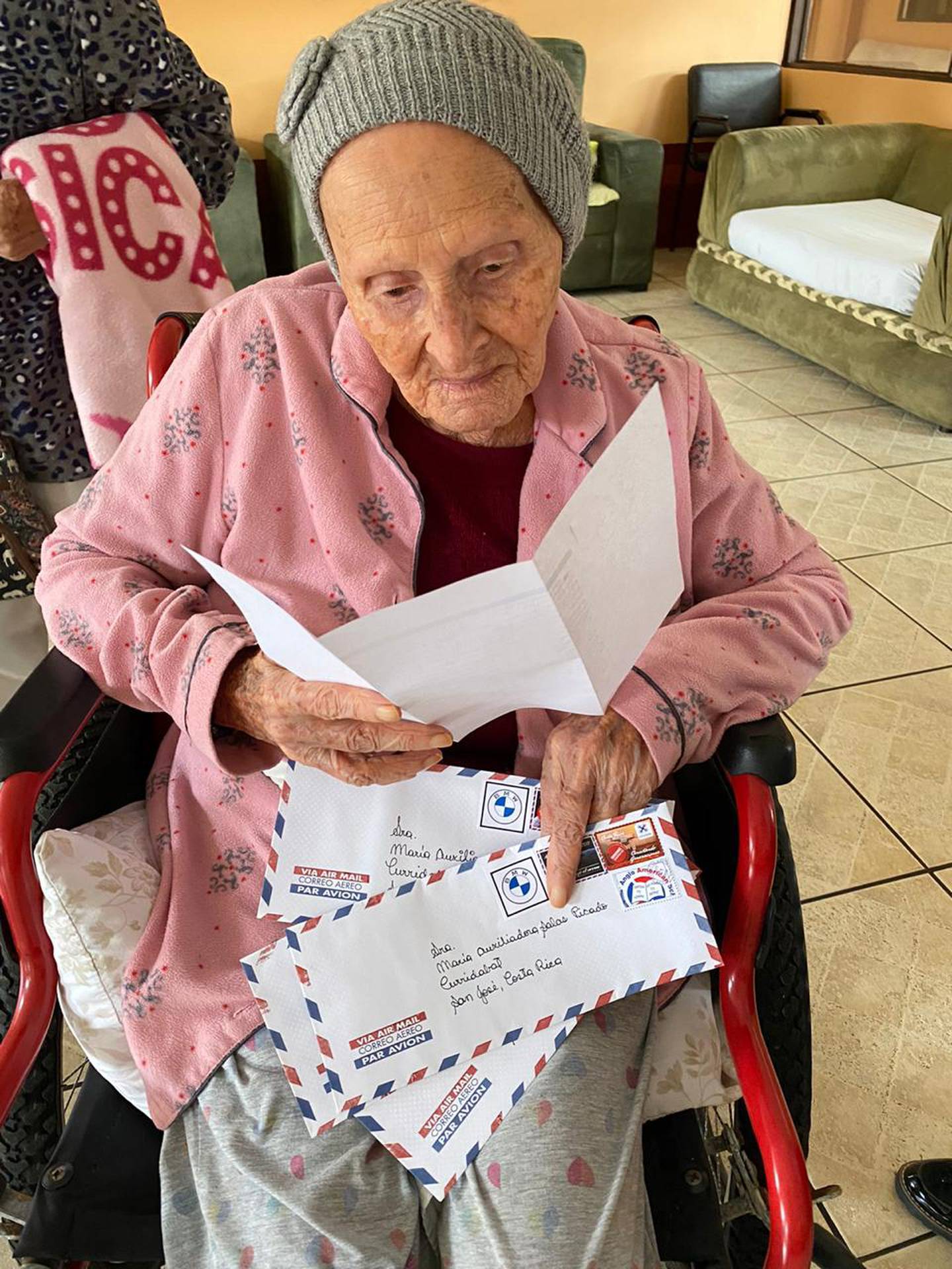 El pasado viernes 13 de noviembre fue de mucha suerte para 48 abuelitos de dos hogares para adultos mayores, de Santa Ana y Curridabat, porque recibieron cuatro cartas y regalos gracias a un cartero que llegó del cielo: un dron.