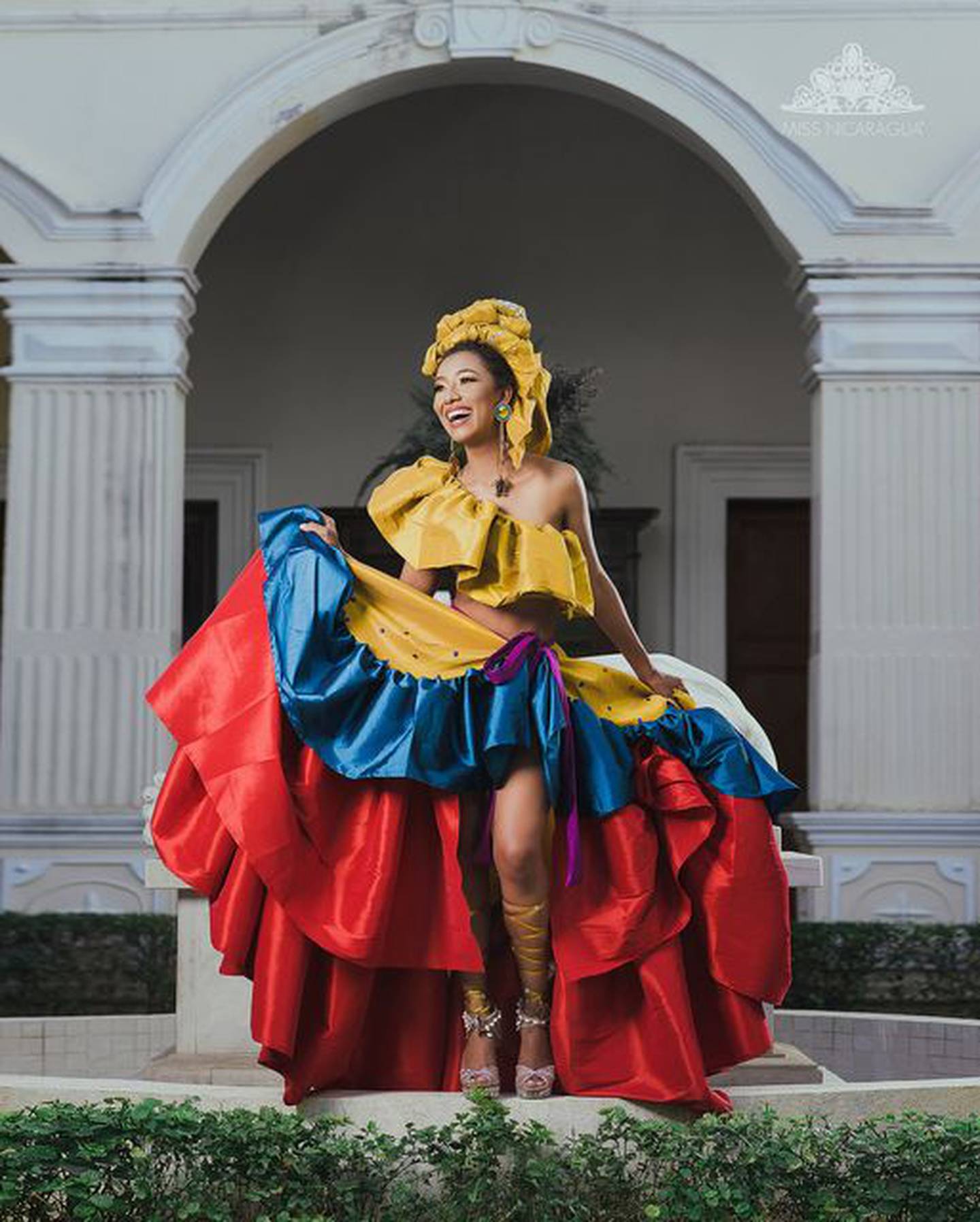 “Sabor de la Costa Cariba, a ritmo de palo de mayo”.  Kathy Davis, de Chichigalpa, fue vestida por la diseñadora Brisa Hernández, quien hizo honor a la tradición, cultura y gastronomía de la Costa Caribe de Nicaragua.