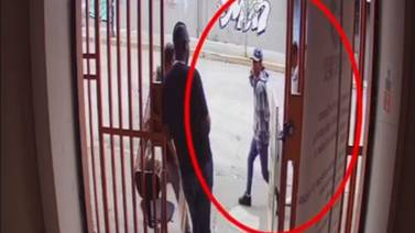 (Video) Arrestan a joven de 16 años por dispararle a doctora y a guarda frente a un consultorio