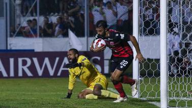 Alajuelense sale golpeado pero vivo de Honduras en final de Liga Concacaf
