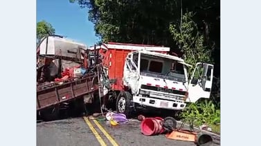 Violentísimo choque entre dos camiones deja dos fallecidos y un herido de gravedad