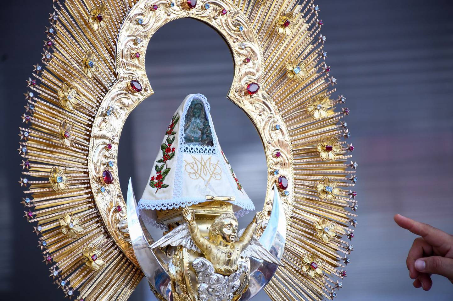 Este 1 de agosto se realizó la tradicional vestición de La Negrita, en la cual participaron cientos de fieles católicos en la plazoleta de la basílica de Nuestra Señora de Los Ángeles en Cartago. El vestido ganador fue de la diócesis de San Isidro del General.