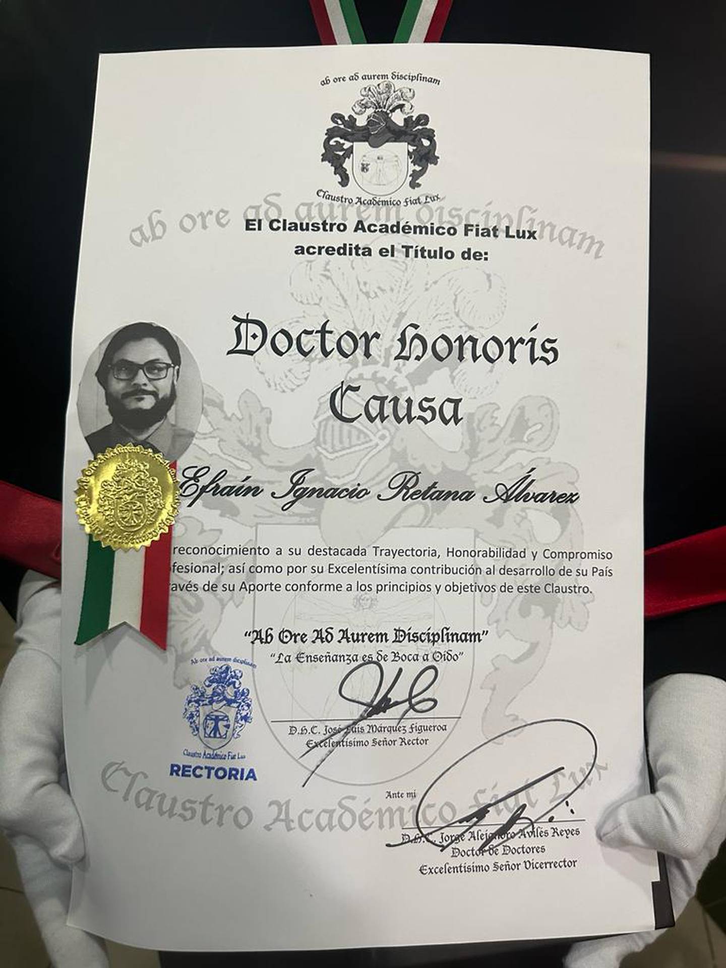El doctor Efraín Retana recibió un reconocimiento Honoris Causa, por su labor en territorio indígena.