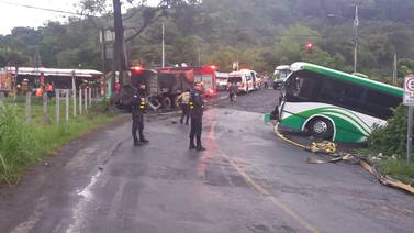 Rápida maniobra de chofer de bus evitó que choque contra vagoneta terminara en tragedia 