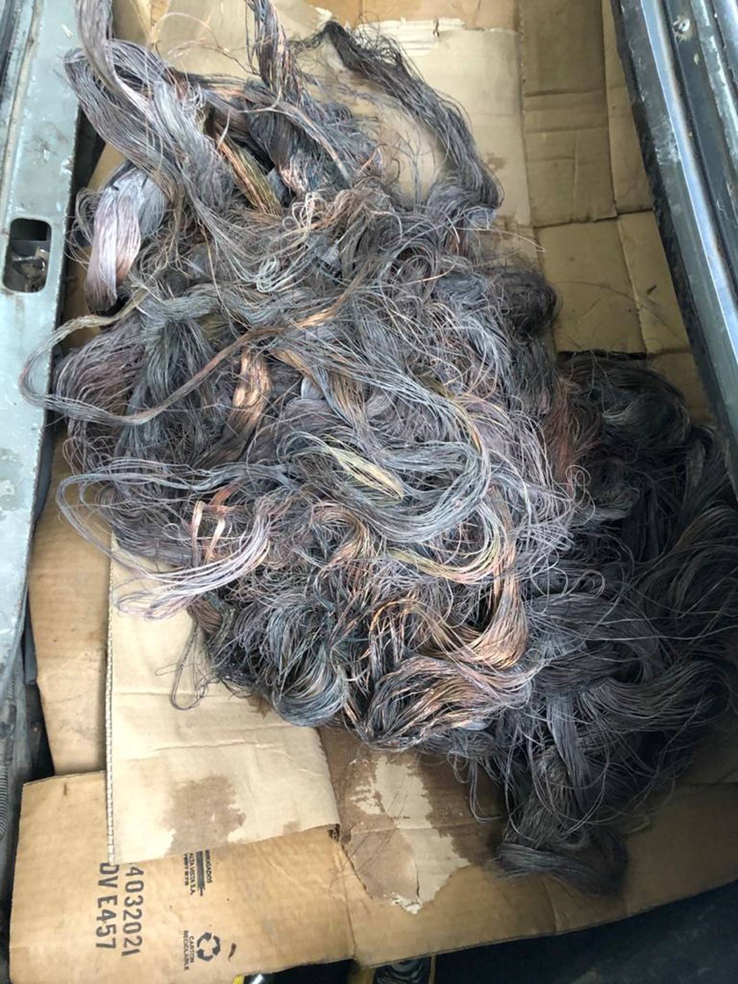 Detienen a policía de Fuerza Pública con 50 kilos de cable de cobre que le fue robado al ICE en Liberia. Foto tomada de Facebook.