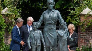 Los príncipes Guillermo y Enrique inauguran estatua de su madre Diana