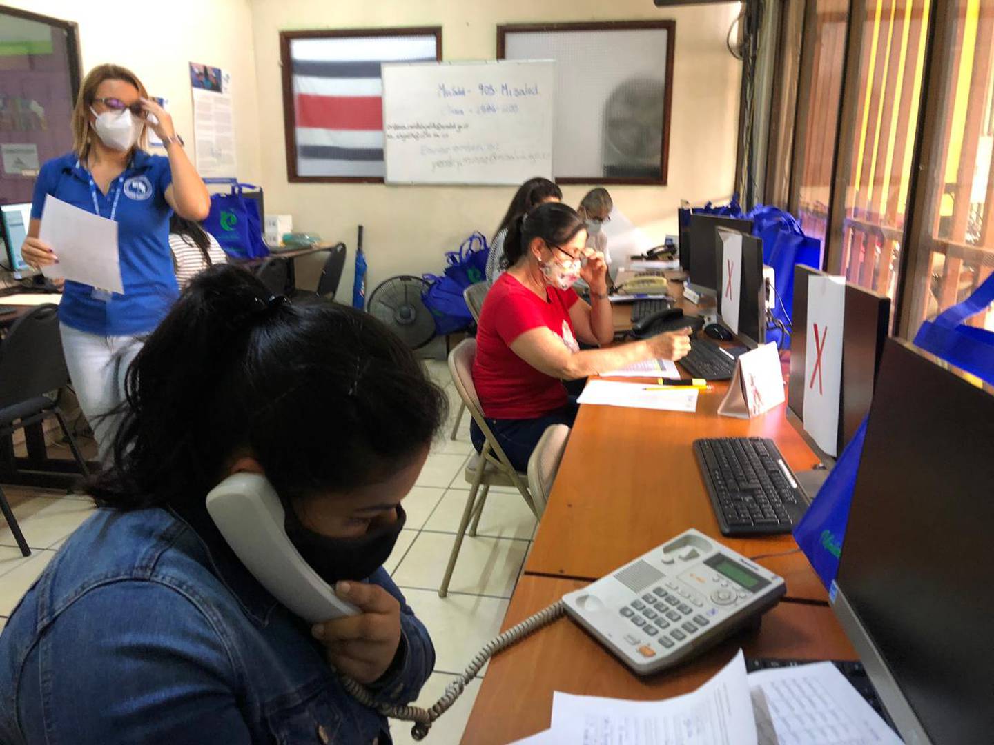Con el objetivo de facilitar la detección, aislamiento de casos y vacunación en el cantón de Alajuelita, las asociaciones de desarrollo de la comunidad pusieron en marcha el primer Centro de Llamadas Covid-19 del país