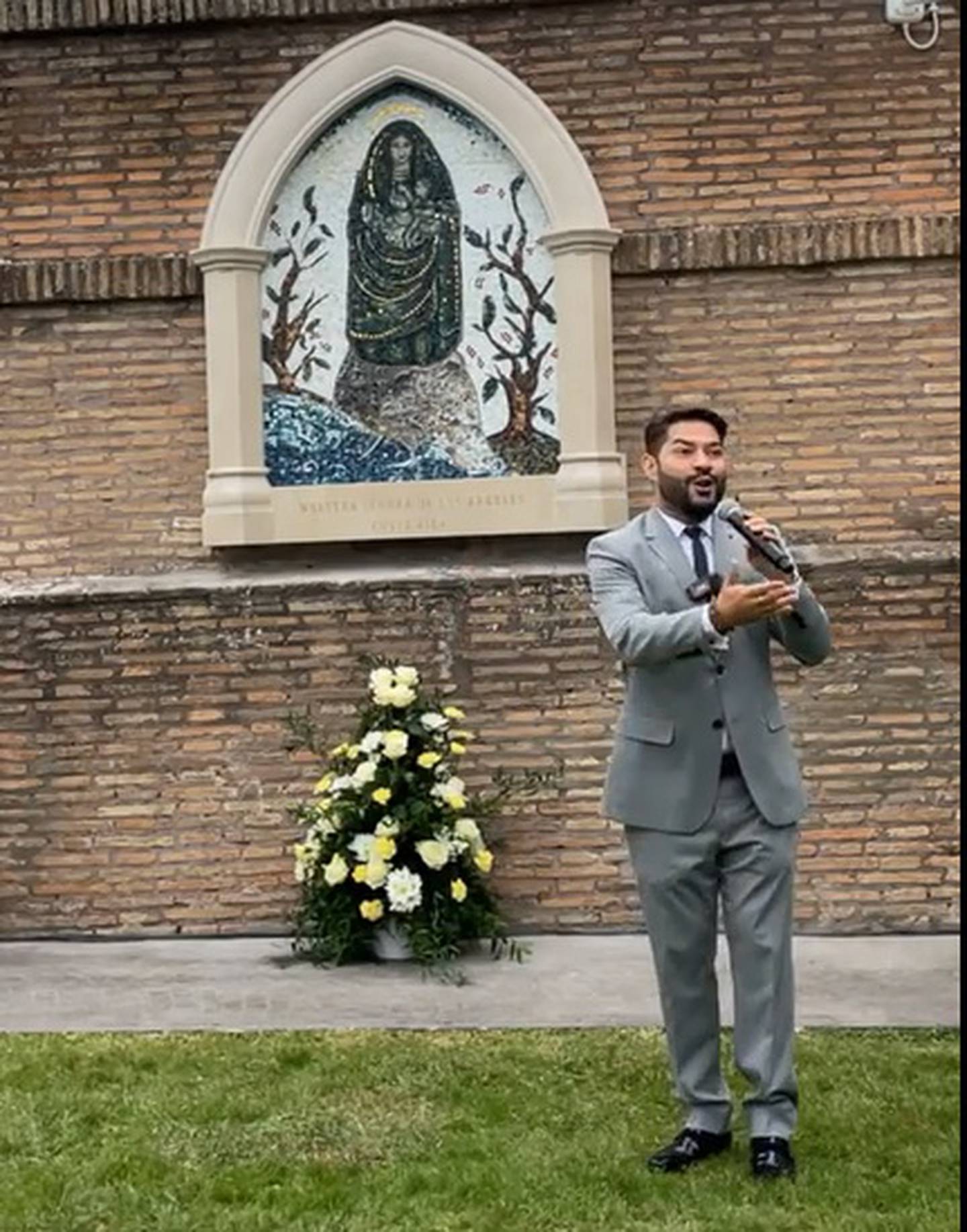 Un mosaico de la patrona de Costa Rica, la virgen de Los Ángeles, ya se muestra en los jardines del Vaticano. En la foto el cantante tico Álvaro Solano, cantó en el Vaticano.