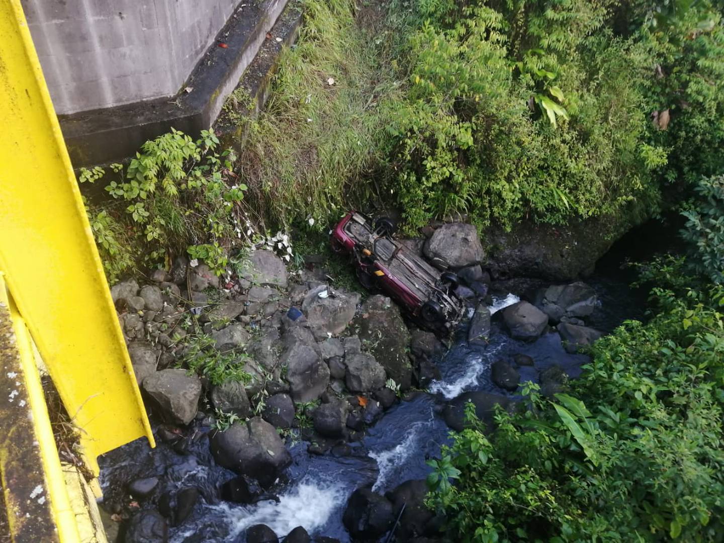 Dos hombres pierden la vida al caer con carro a río en San Carlos. Foto Edgar Chinchilla.