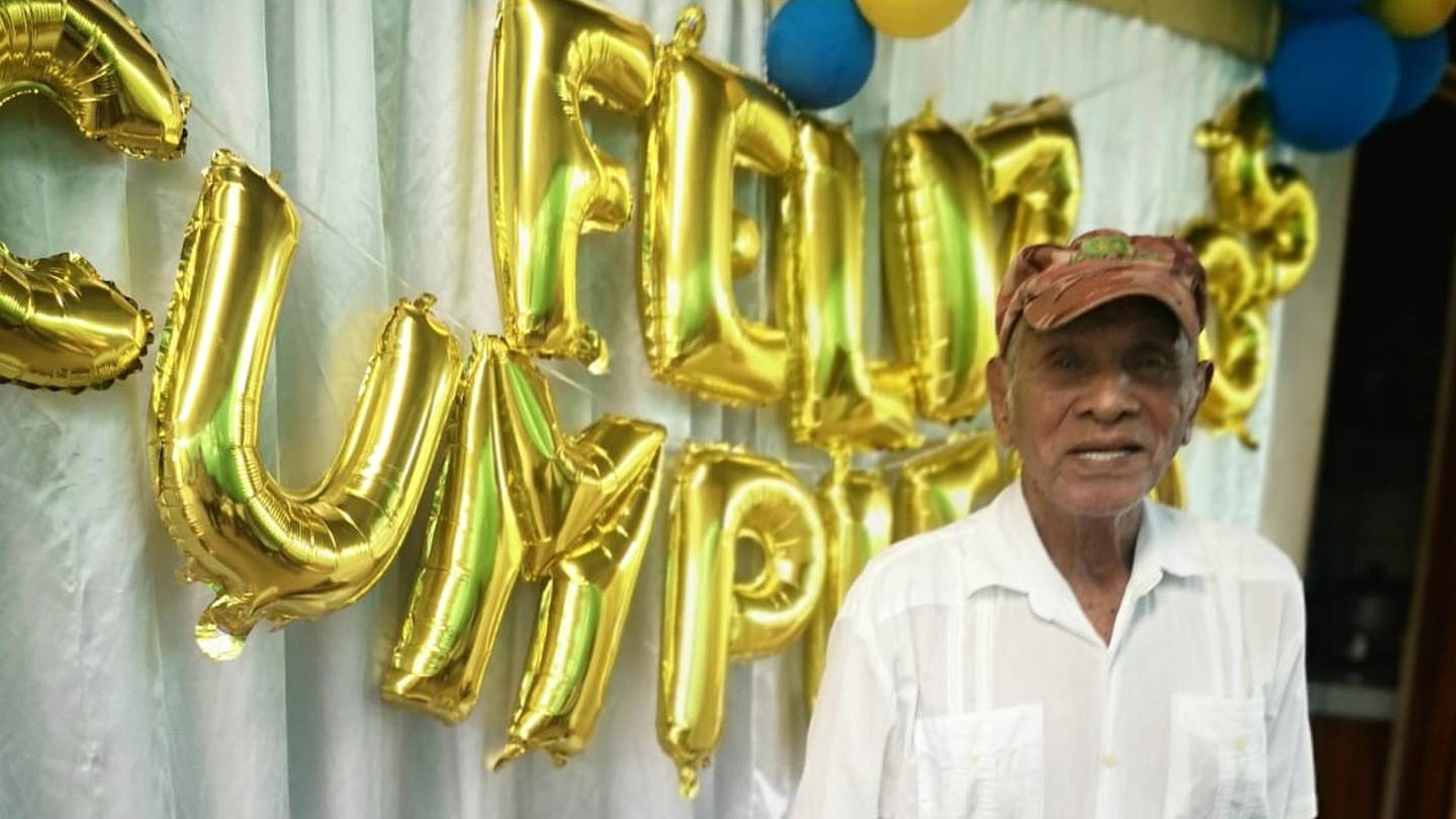 Don José Flores Flores, a sus 115 años es el papá más longevo de Costa Rica que celebrará el 18 de junio del 2023 el Día del Padre. Don José nació el 11 de julio del 2007 en Las Lajas de Cañas, Guanacaste. Desde ya hace un buen pocotón de años vive en Santa Rosa de Pocosol que queda en San Carlos.