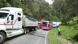 Detienen a chofer tapis que conducía bus con 26 pasajeros en Río Claro