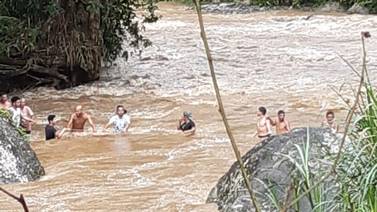 Cabeza de agua puso en peligro a tres adultos y siete menores en Turrialba
