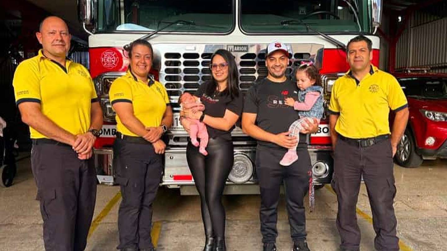 Los bomberos de la estación de Goicoechea, San José ayudaron en el nacimiento de una recién nacida. Foto: Cortesía Stephanie Fernández para LT