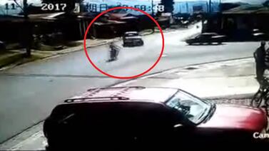 (Video) Motorizado terminó volando tras un violento choque en Heredia