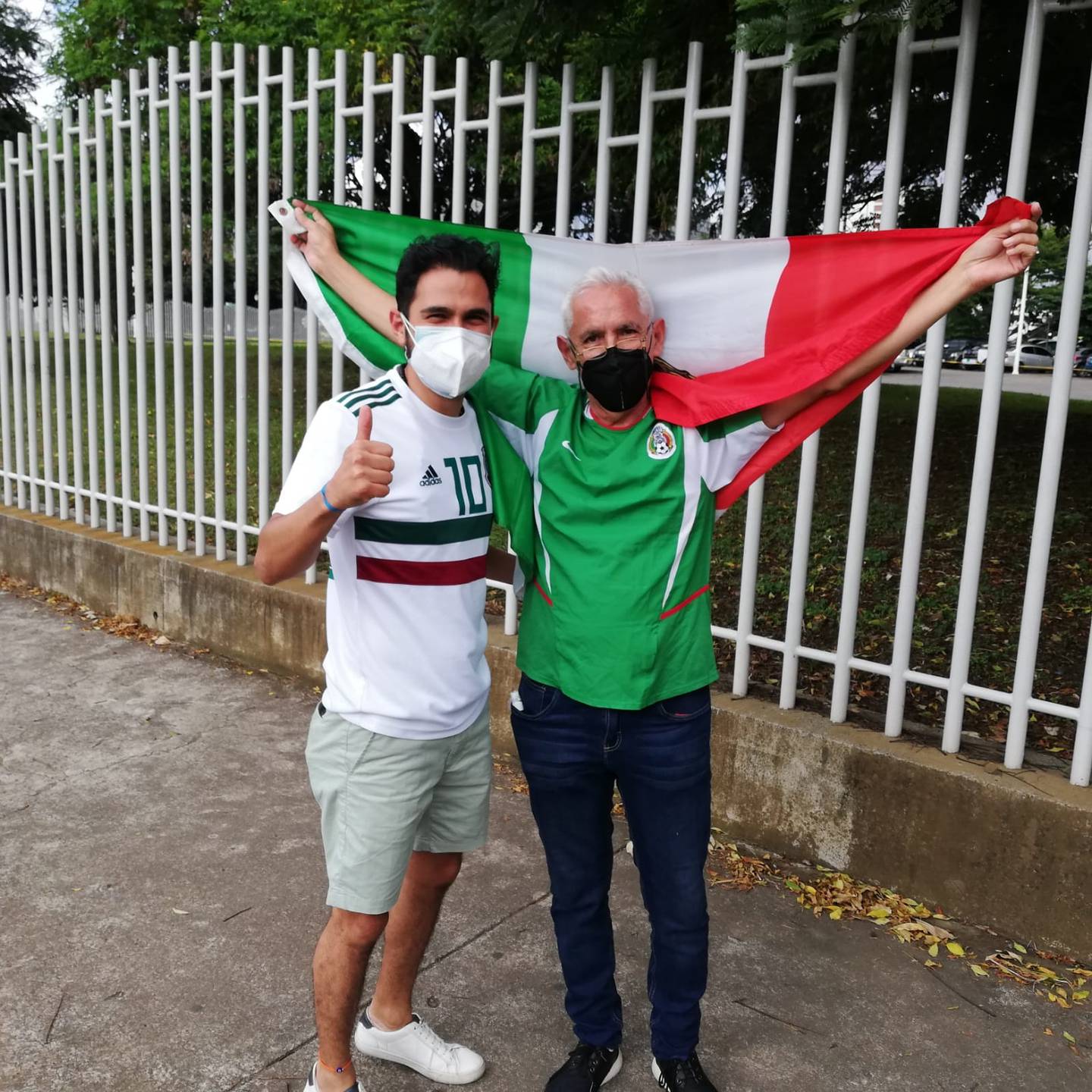 Mexicanos en las afueras del Estadio Nacional. Eduardo Vega.
