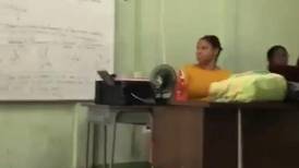 Profesora limonense le grita e insulta a sus alumnos (video)
