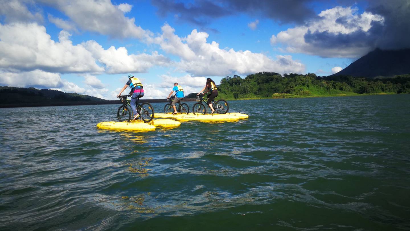 “Water Bike Tour” es un nuevo proyecto en el lago Arenal en San Carlos del matrimonio de doña Wendy Cárdenas y don Andrés Vega.