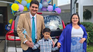“¡Tengo papá y mamá!” Padres festejaron la adopción de su hijo con bonito mensaje en su carro