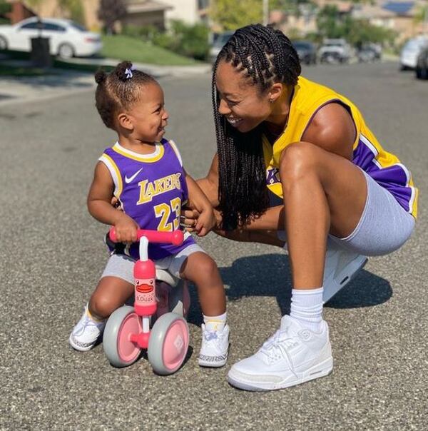 La atleta estadounidense Allyson Felix criticó a Nike cuando el año pasado le redujo el dinero de su patronicio durante el embarazo de su hija Camryn. Instagram.