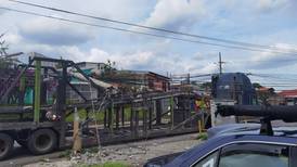 Camión destrozó poste de electricidad en San Rafael Abajo 