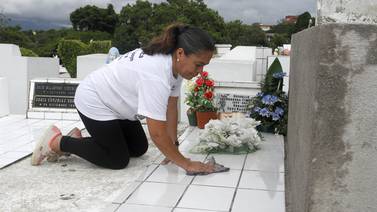 Tía de Gerardo Cruz limpia tumba de su sobrino todos los fines de semana
