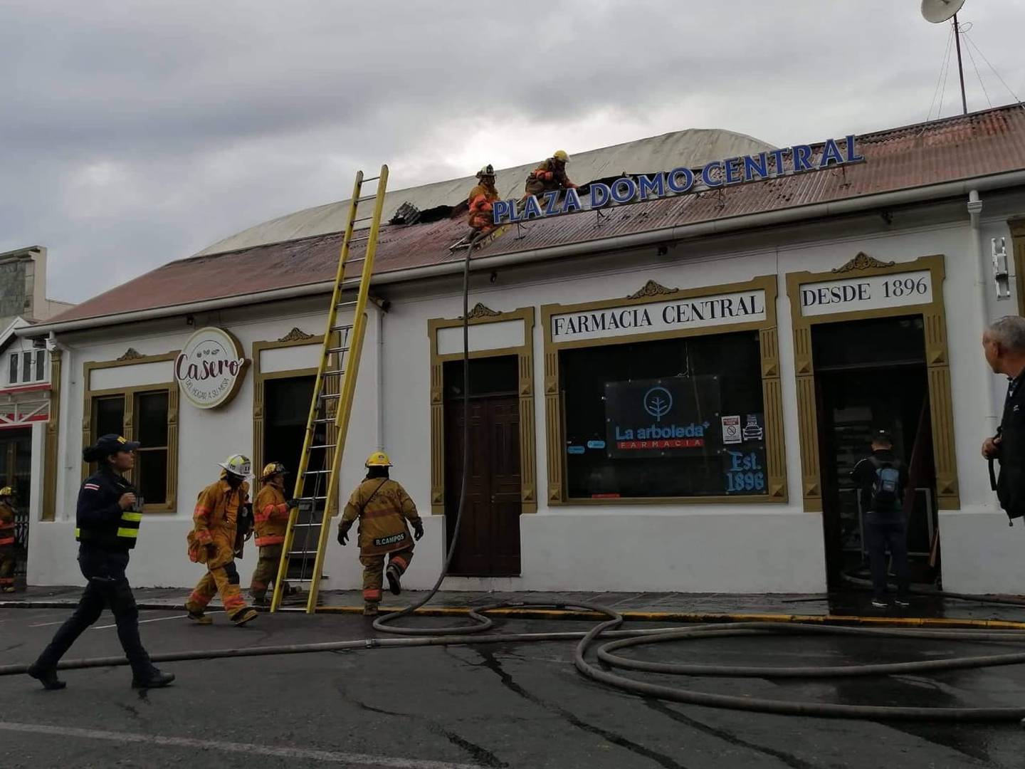 Incendio causa daños en la histórica Farmacia Central, la cual fue casa del doctor Max Peralta. Foto Keyna Calderón.
