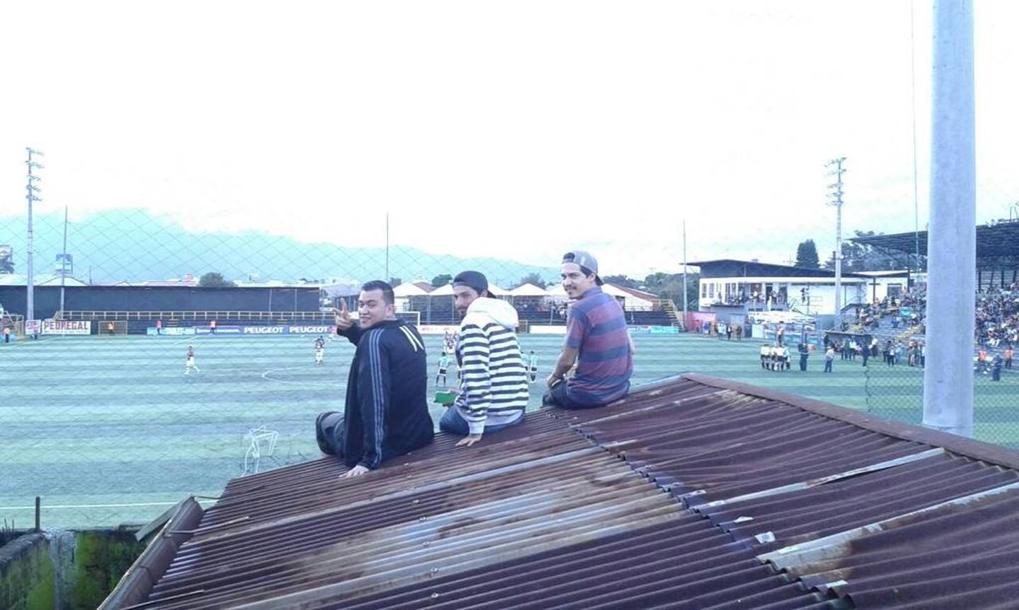 Víctor Salazar (de negro) con sus amigos viendo un partido en techo de su casa que colinda con el Coyella Fonseca. Cortesía.