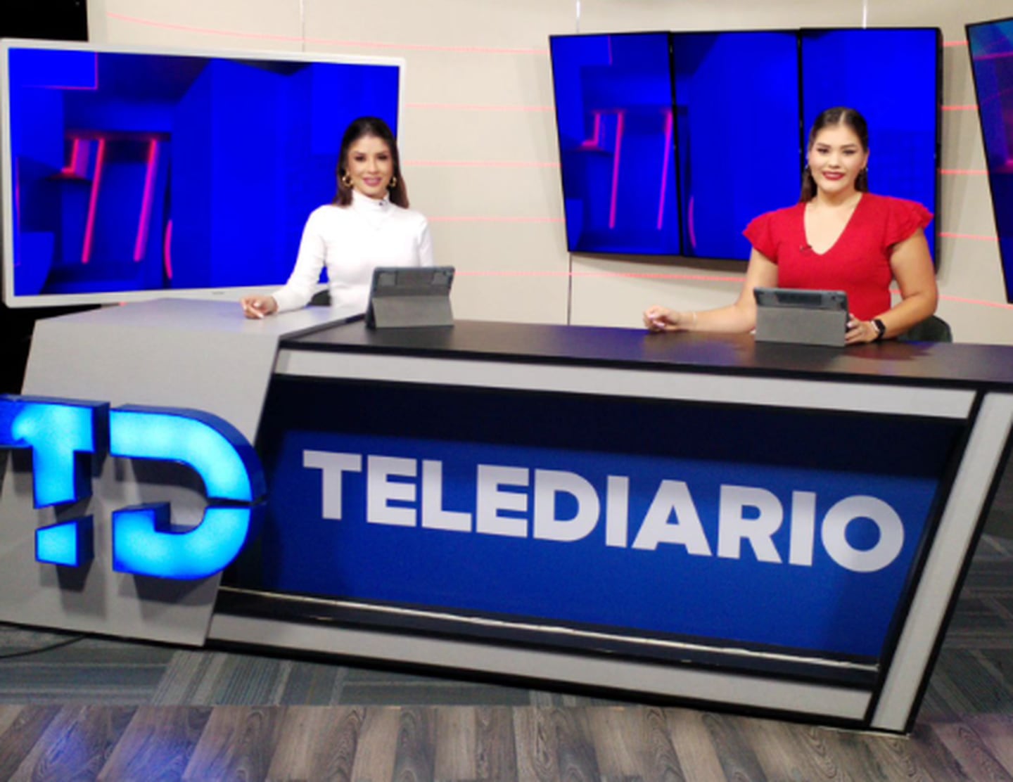 Noticias Telediario, presentadoras Paula Brenes y Angie Cantillo.