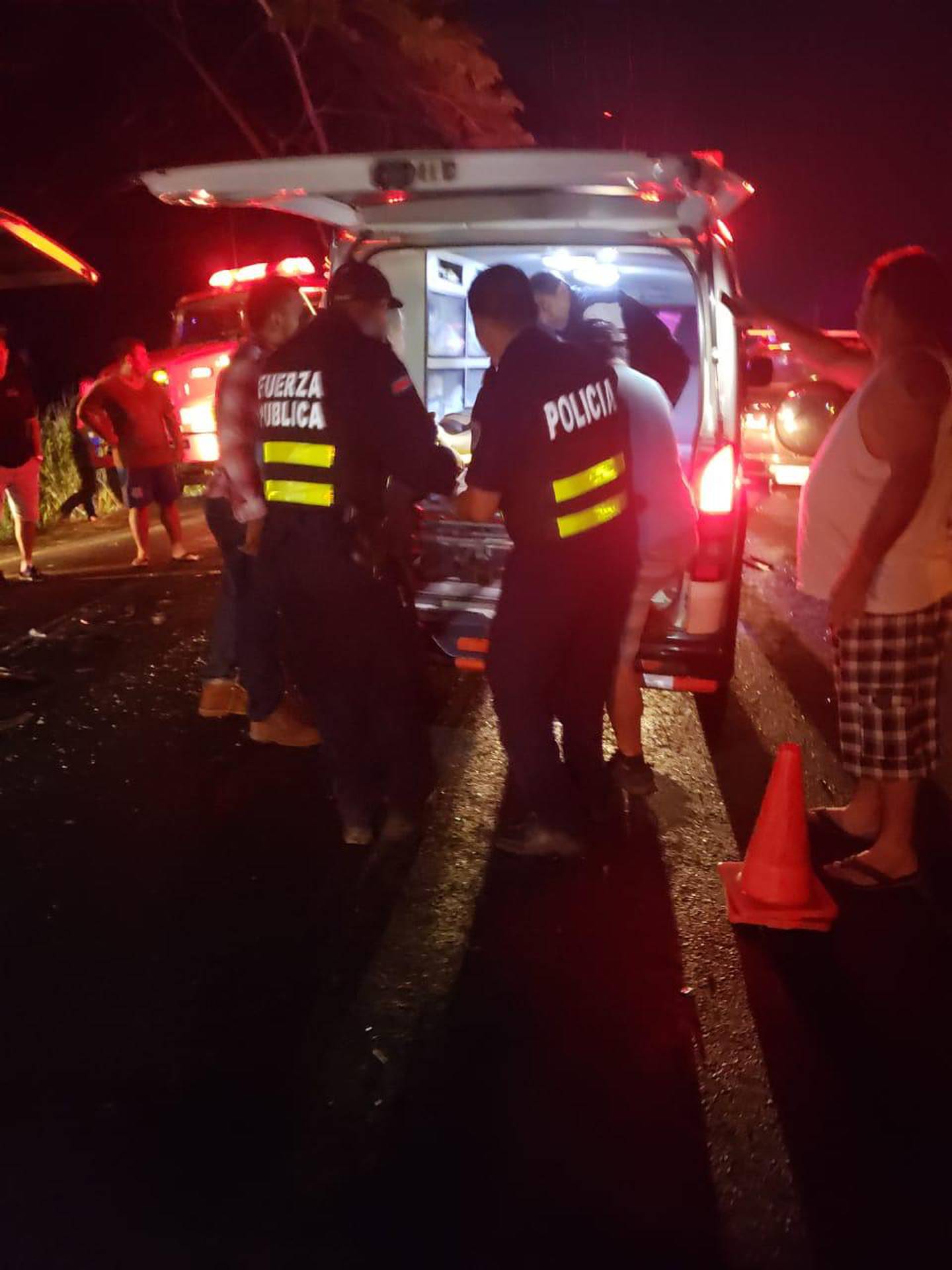 Mujer fallece por triple choque en Nicoya. Guanacaste. Foto cortesía Guana Noticias.