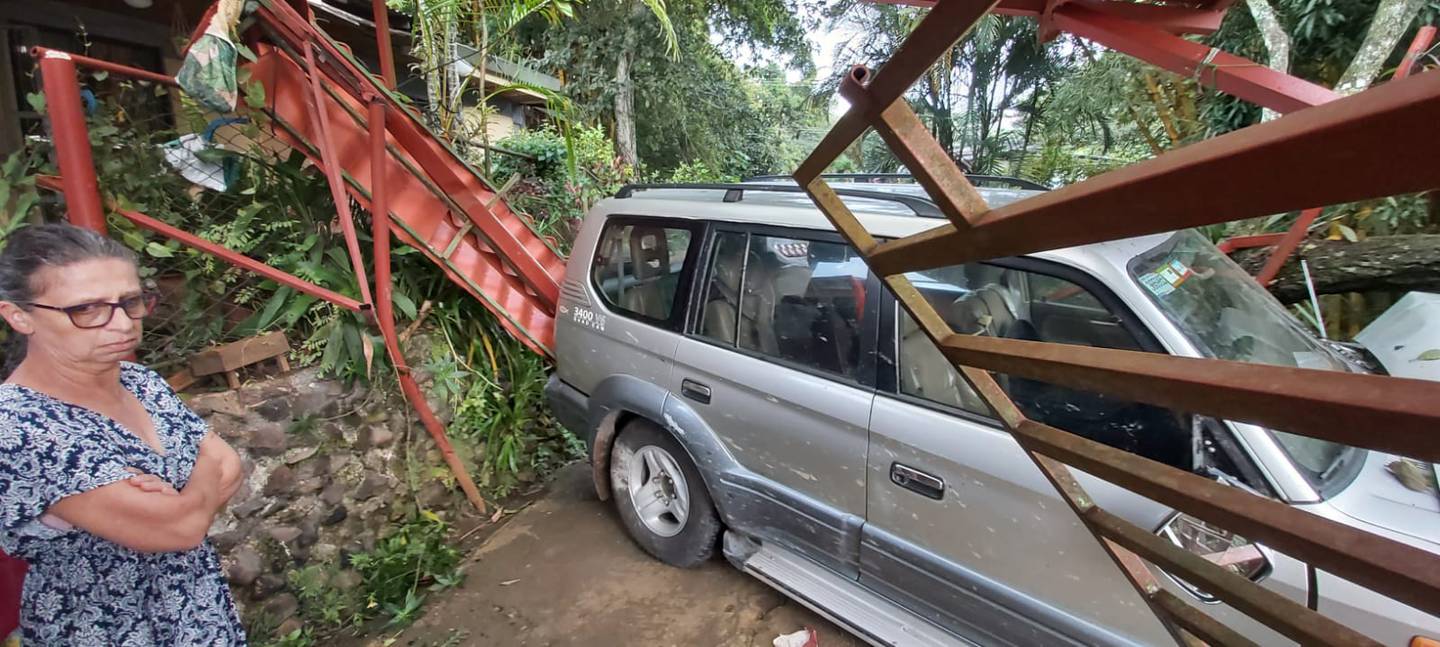 Conductora pierde el control y casi se estrella contra casa en Tacacorí de Alajuela. Foto Francisco Barrantes.