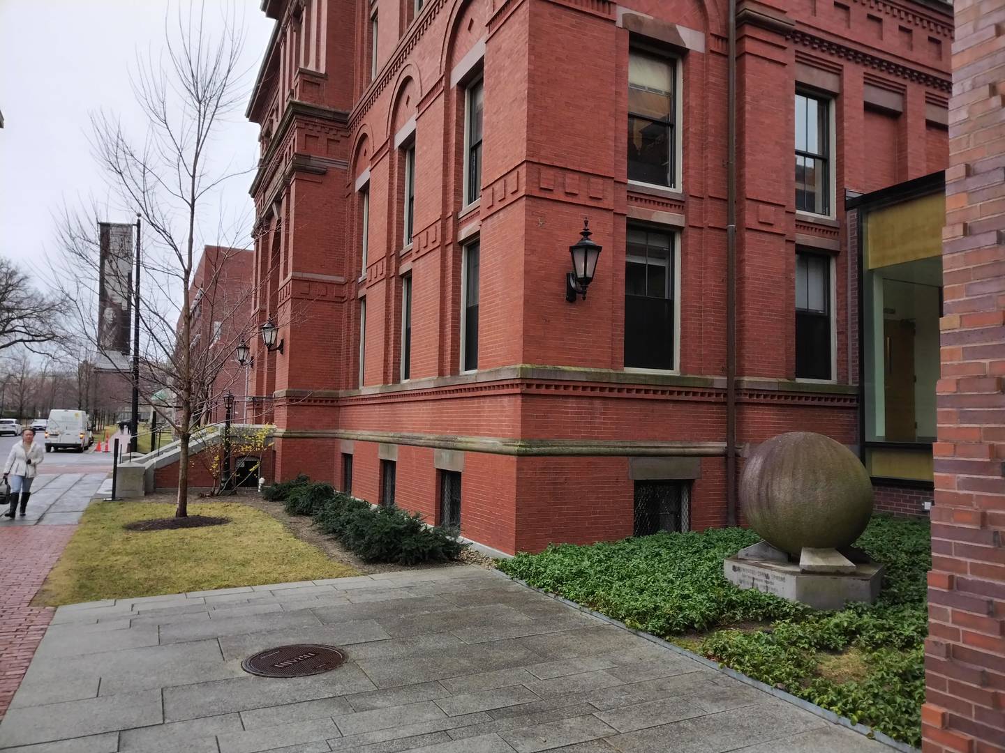 En uno de los jardines de la universidad de Harvard en Boston, Estados Unidos, junto al Peabody Museum of Archaeology and Ethnology, hay una esfera de piedra costarricense desde 1966. La Teja la visitó el martes 6 de marzo del 2024