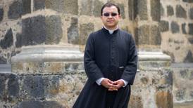 Iglesia católica suspendió al sacerdote Sixto Varela por seis meses