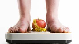 Mujeres con sobrepeso tienen más riesgo de sufrir covid prolongado